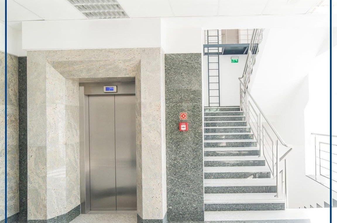 Hyrje banese me ashensor dhe shkallë e mirëmbajtur nga Vala Clean